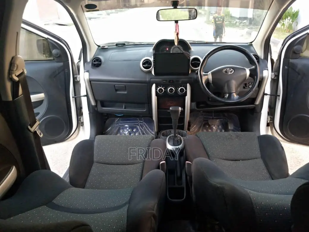 Toyota Corolla Rumion Hatchback 1.5 FWD 2008 Black