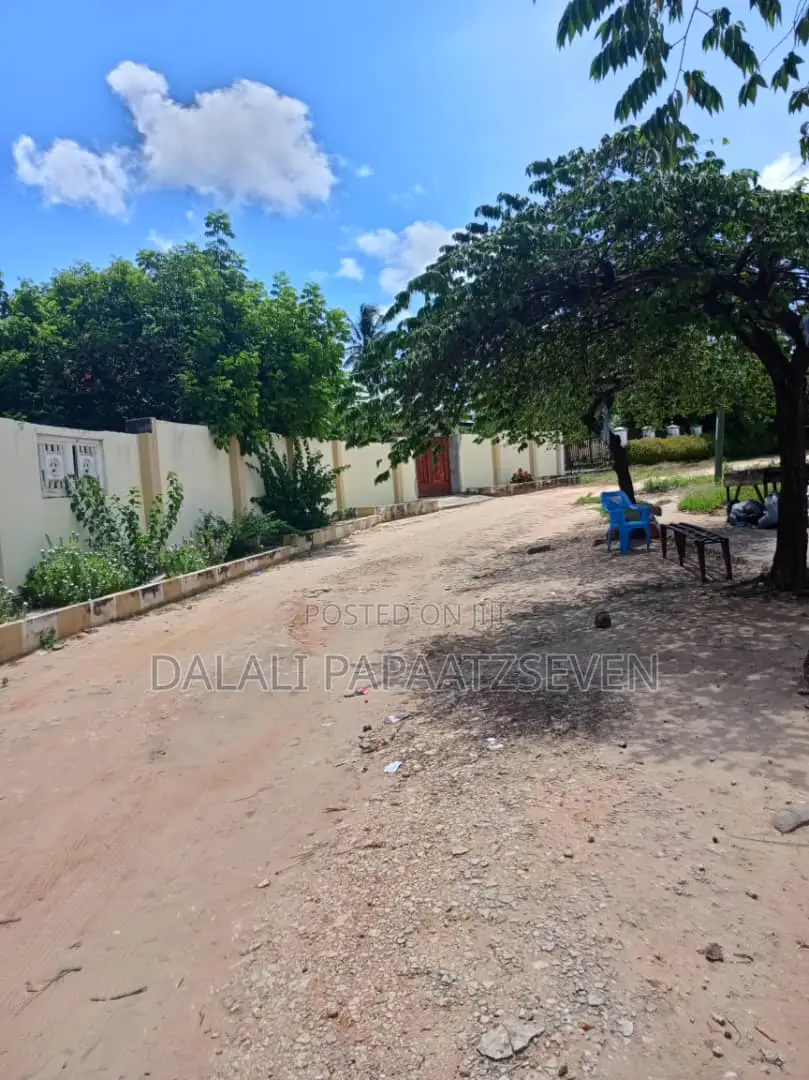 Eneo Lenye Ukubwa Wa SQMT 1000 Linauzwa Lipo Bunju ( B )