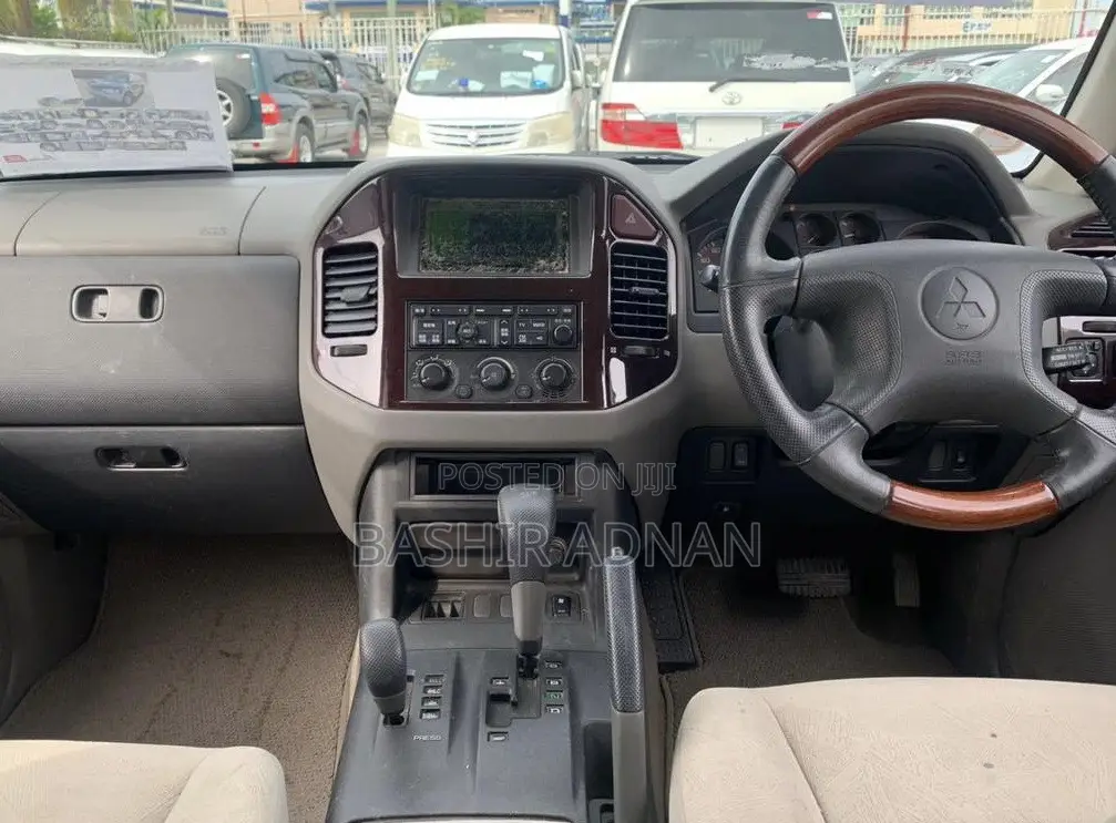 Mitsubishi Pajero 2000 Green