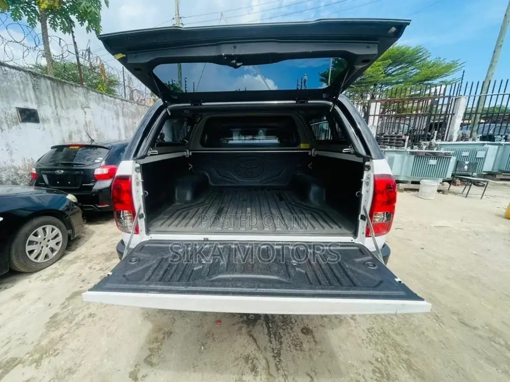 Toyota Hilux 2019 White