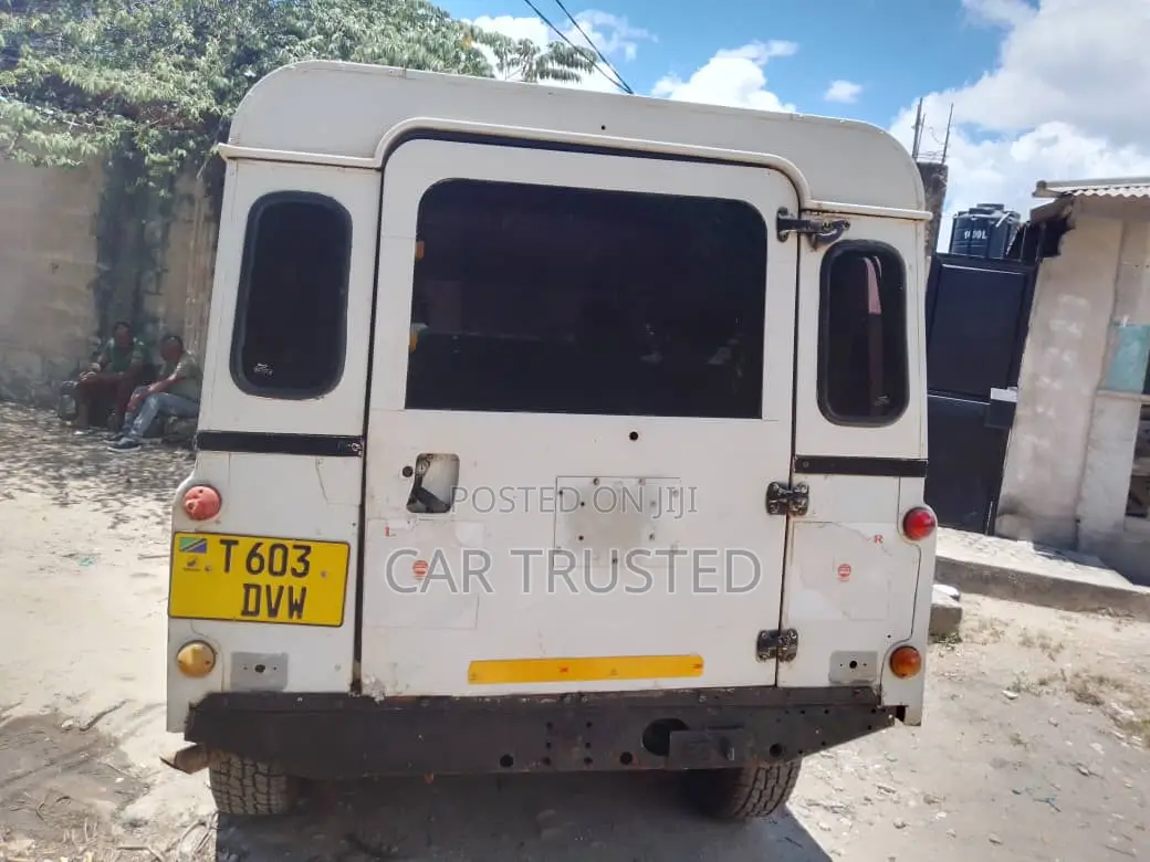 Land Rover Defender 2002 White