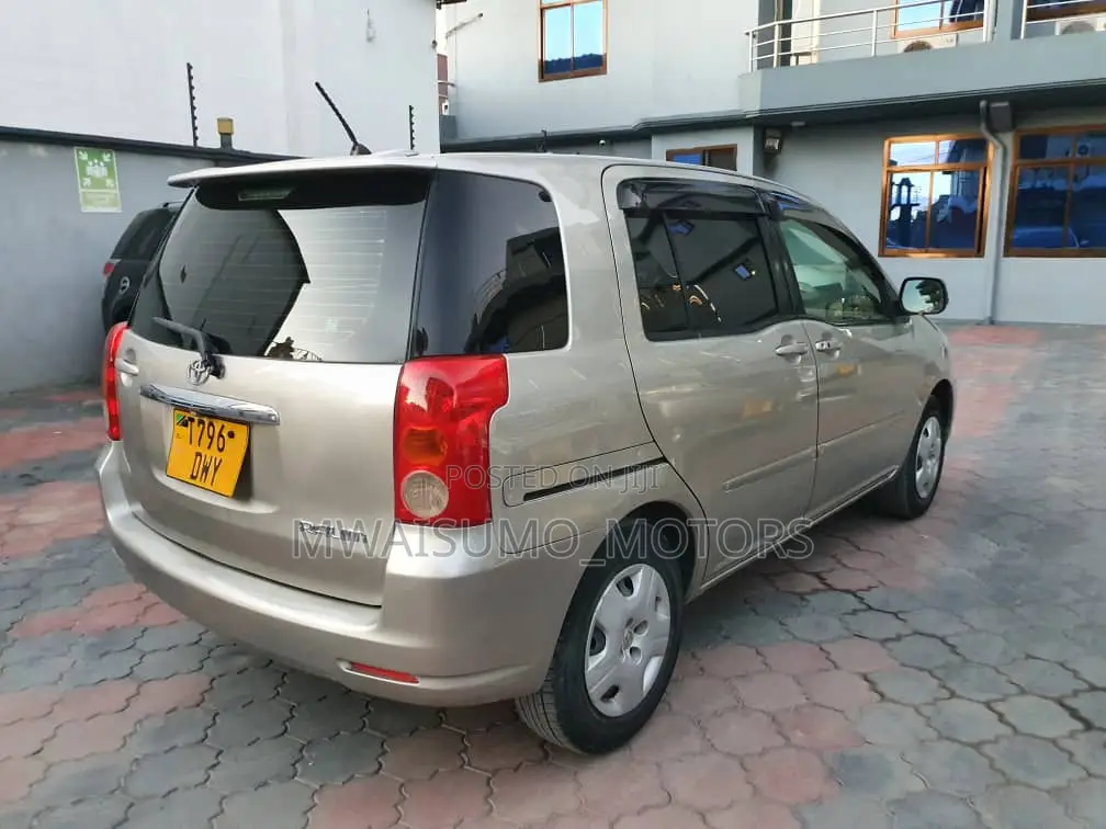 Toyota Raum 2004 Silver