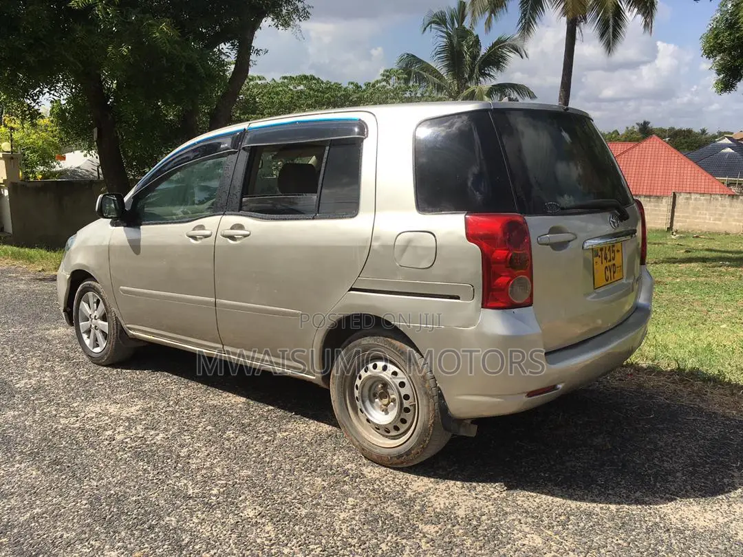 Toyota Raum 2003 Silver