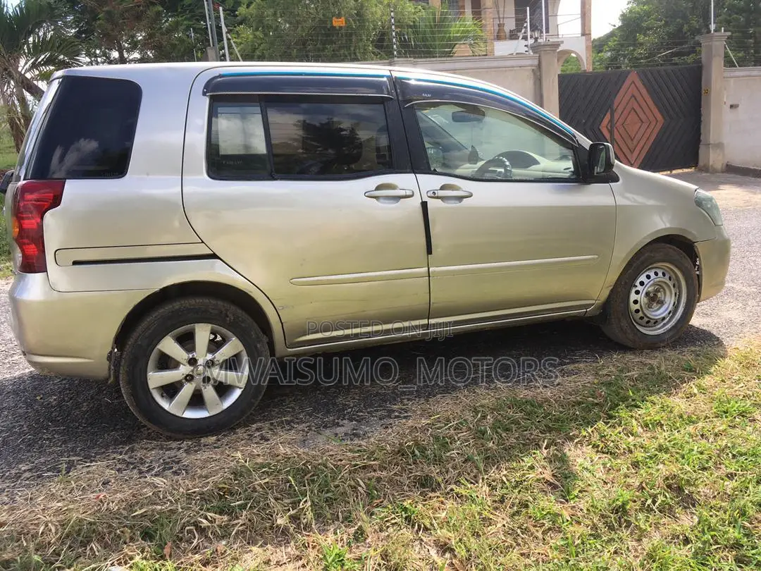 Toyota Raum 2003 Silver