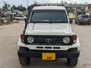 Toyota Land Cruiser 2005 White