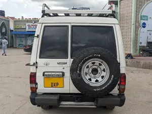 Toyota Land Cruiser 2005 White
