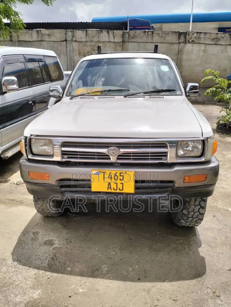 Toyota Hilux 1999 White