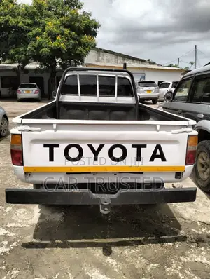 Toyota Hilux 1999 White