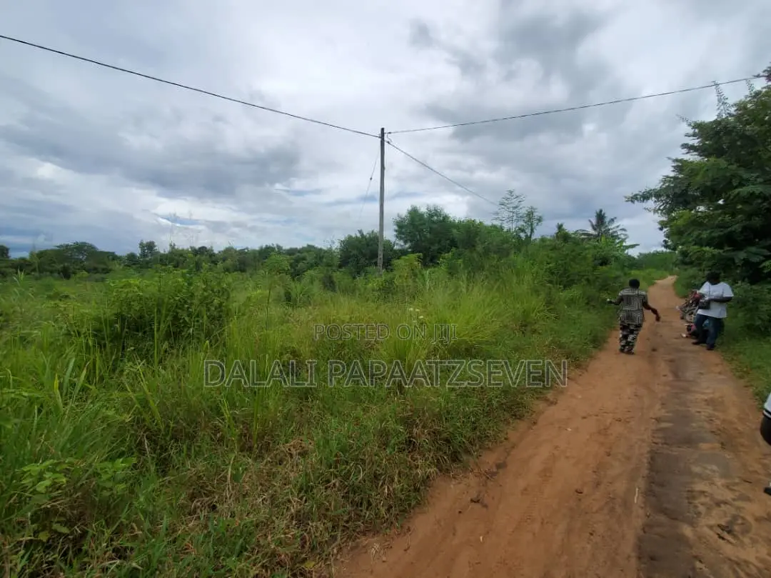 Eneo Lenye Ukubwa Wa SQMT 1600 Linauzwa Lipo Kerege Mapinga