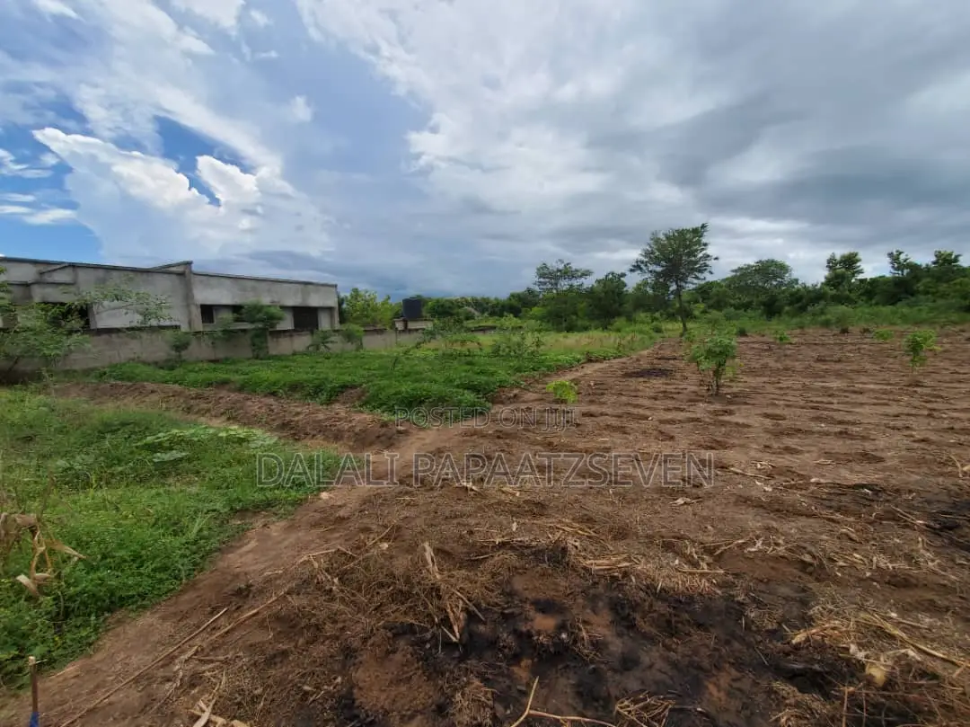 Eneo Lenye Ukubwa Wa SQMT 1600 Linauzwa Lipo Kerege Mapinga