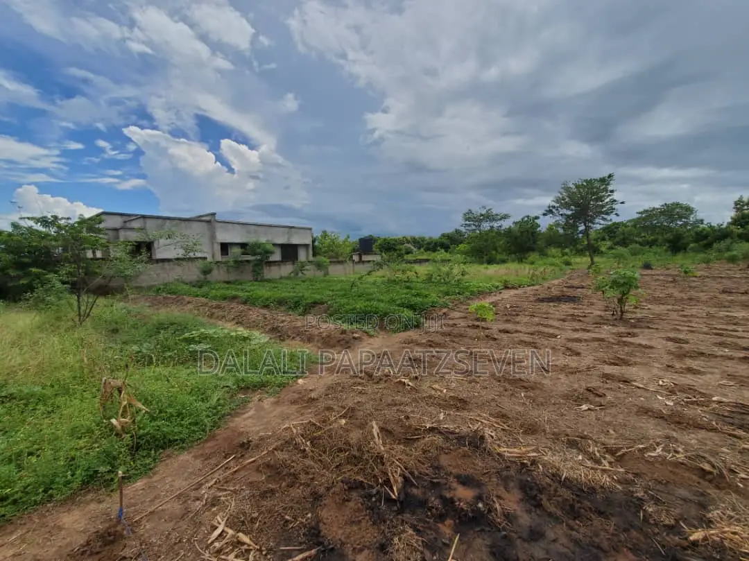 Eneo Lenye Ukubwa Wa SQMT 1600 Linauzwa Lipo Kerege Mapinga