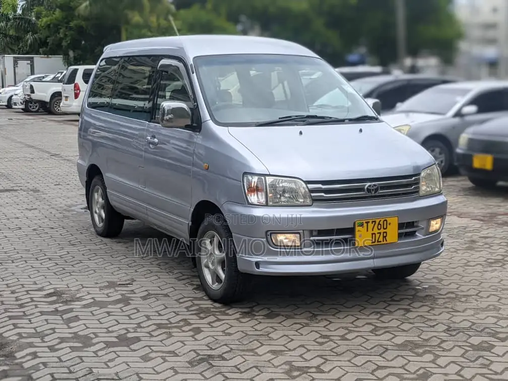 Toyota Noah 2005 Silver