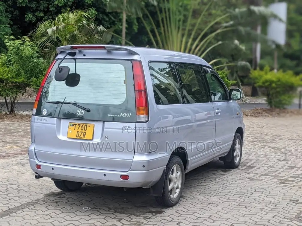 Toyota Noah 2005 Silver