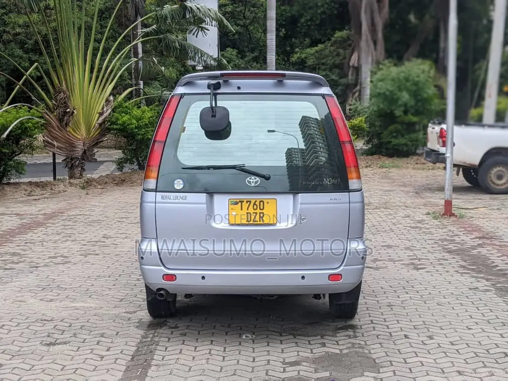 Toyota Noah 2005 Silver