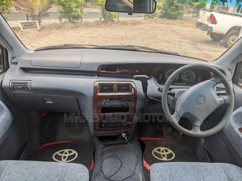Toyota Noah 2005 Silver