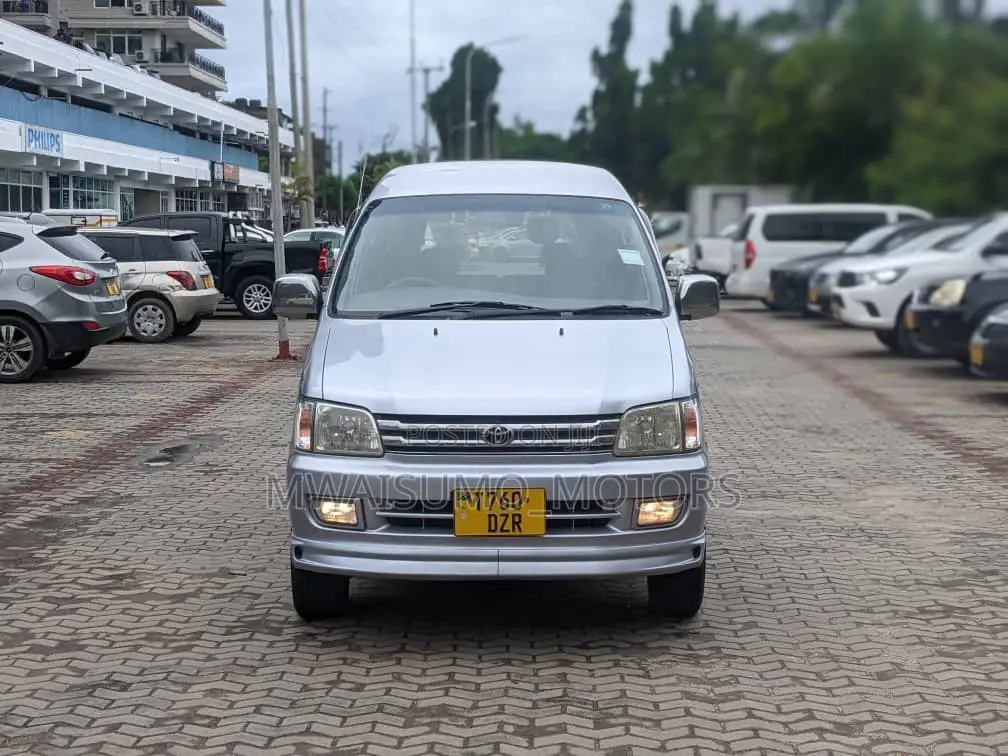 Toyota Noah 2005 Silver