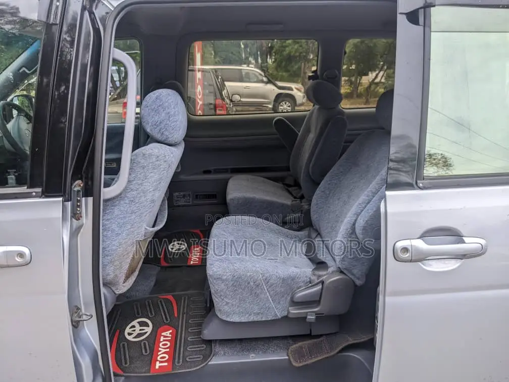 Toyota Noah 2005 Silver
