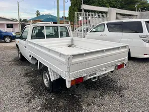 Nissan Pick-Up 1996 White