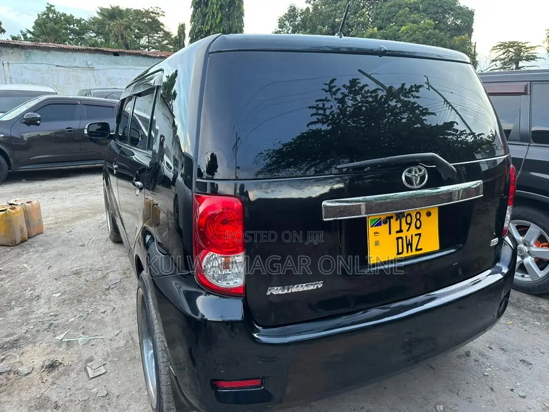 Toyota Raum 2010 Black