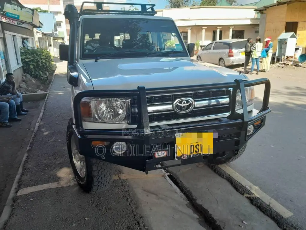 Toyota Land Cruiser 2016 White