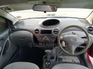 Toyota Vitz 2000 Red