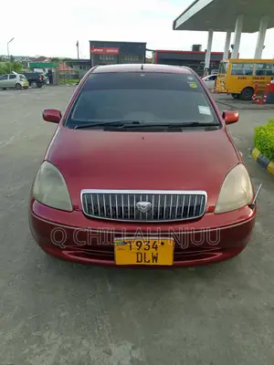 Toyota Vitz 2000 Red