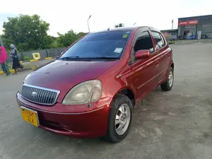 Toyota Vitz 2000 Red