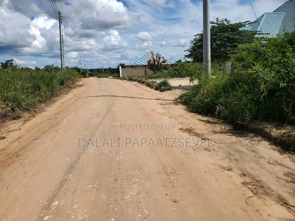 Eneo Lenye Ukubwa Wa SQMT 700 Linauzwa Lipo Madale Mbopo