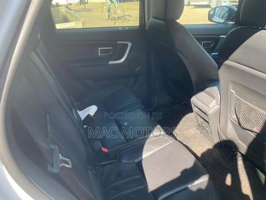 Land Rover Discovery 2016 White