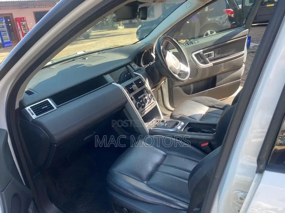 Land Rover Discovery 2016 White