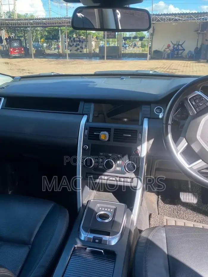 Land Rover Discovery 2016 White