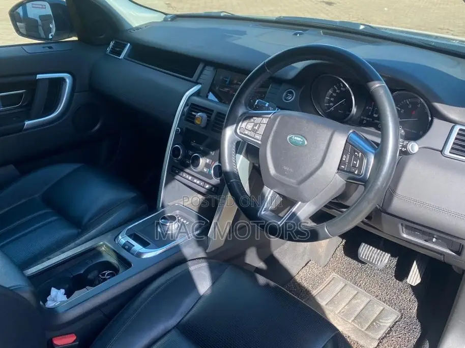 Land Rover Discovery 2016 White