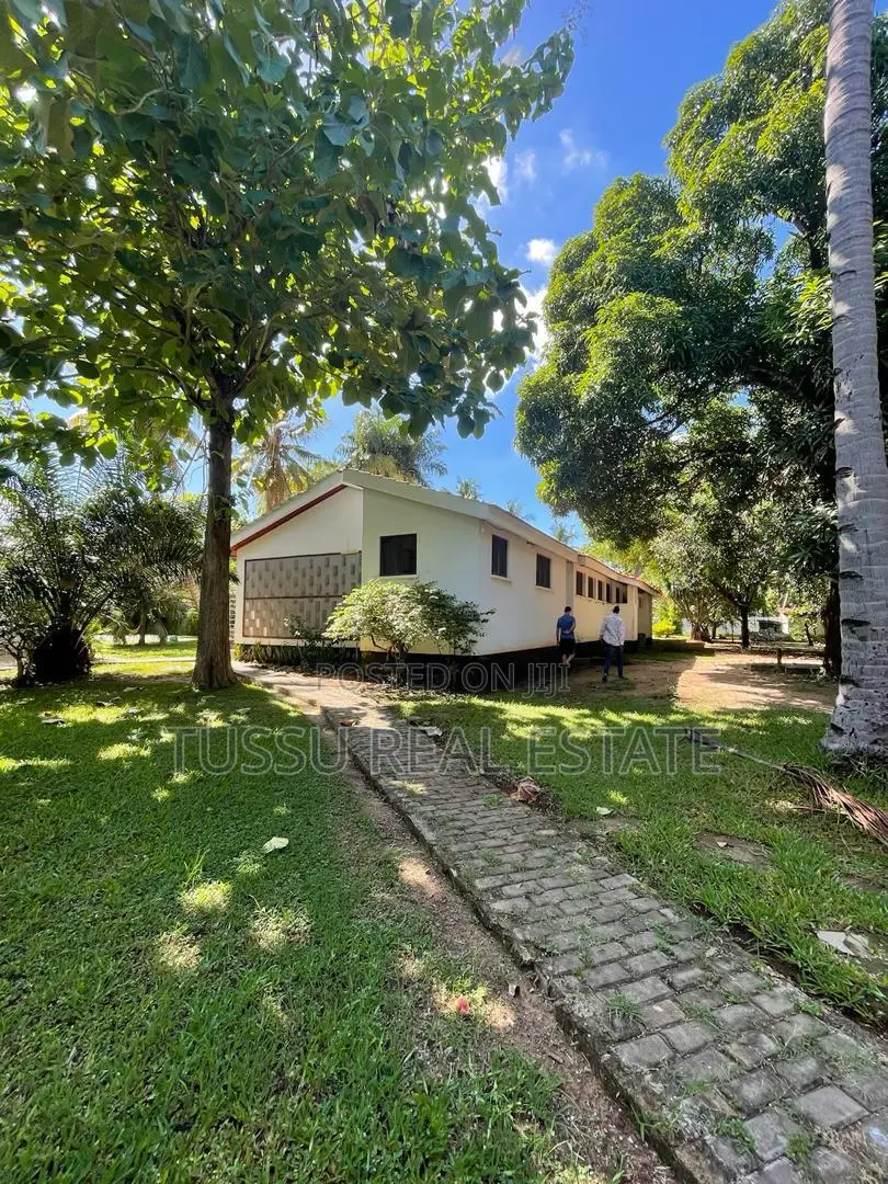 5bdrm Farm House in Bahari Beach Dsm, Kinondoni for sale
