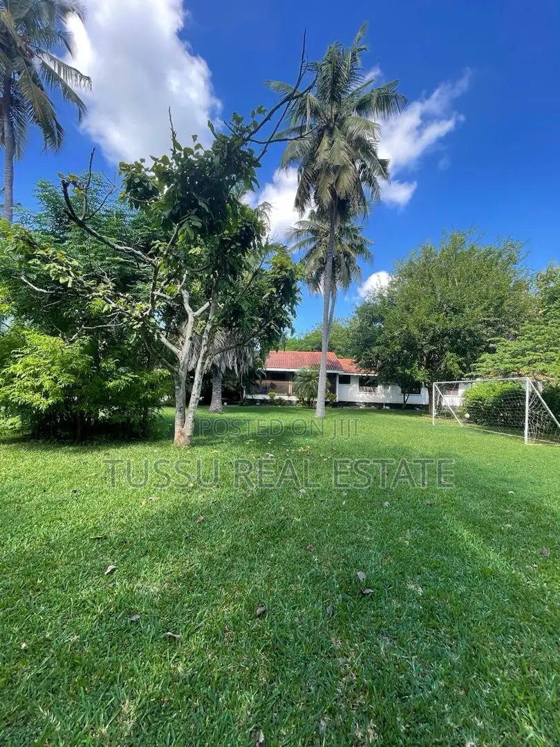 5bdrm Farm House in Bahari Beach Dsm, Kinondoni for sale