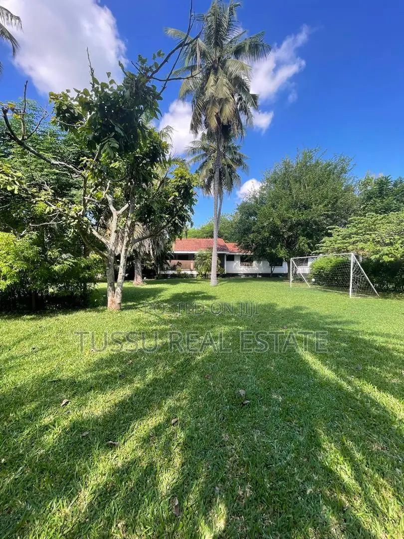 5bdrm Farm House in Bahari Beach Dsm, Kinondoni for sale