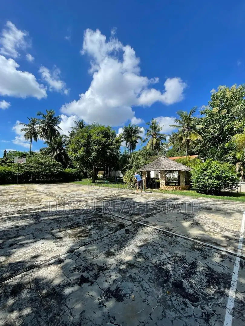 5bdrm Farm House in Bahari Beach Dsm, Kinondoni for sale