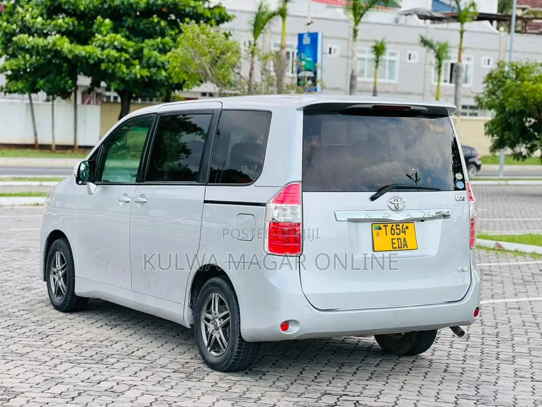Toyota Noah 2010 Black