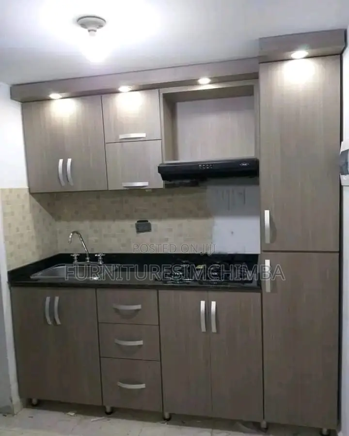 Kitchen Cabinets Za Ukutani Na TV Showcase