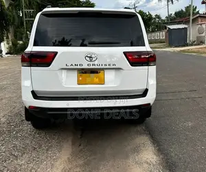 Toyota Land Cruiser 2022 White