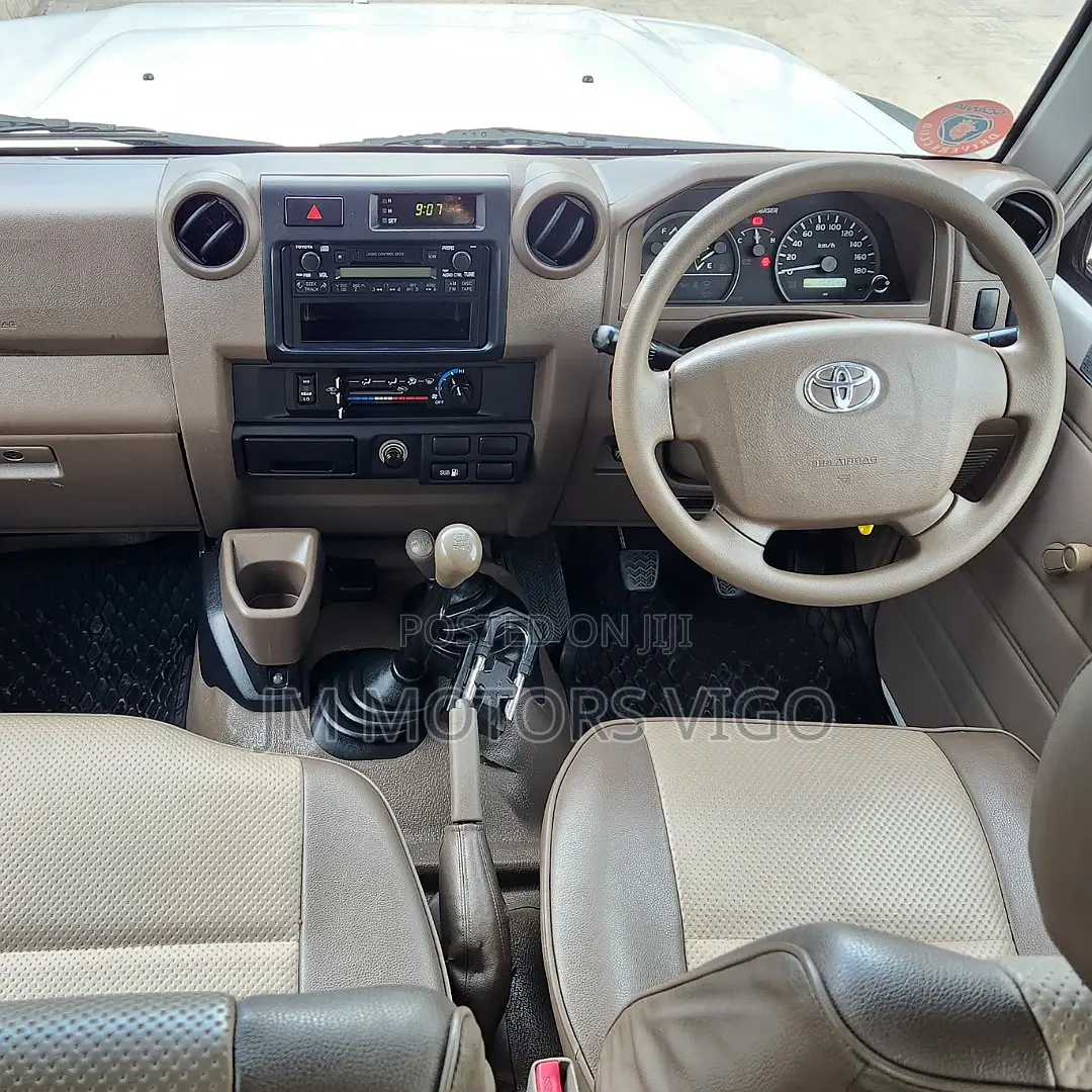 Toyota Land Cruiser 2011 White