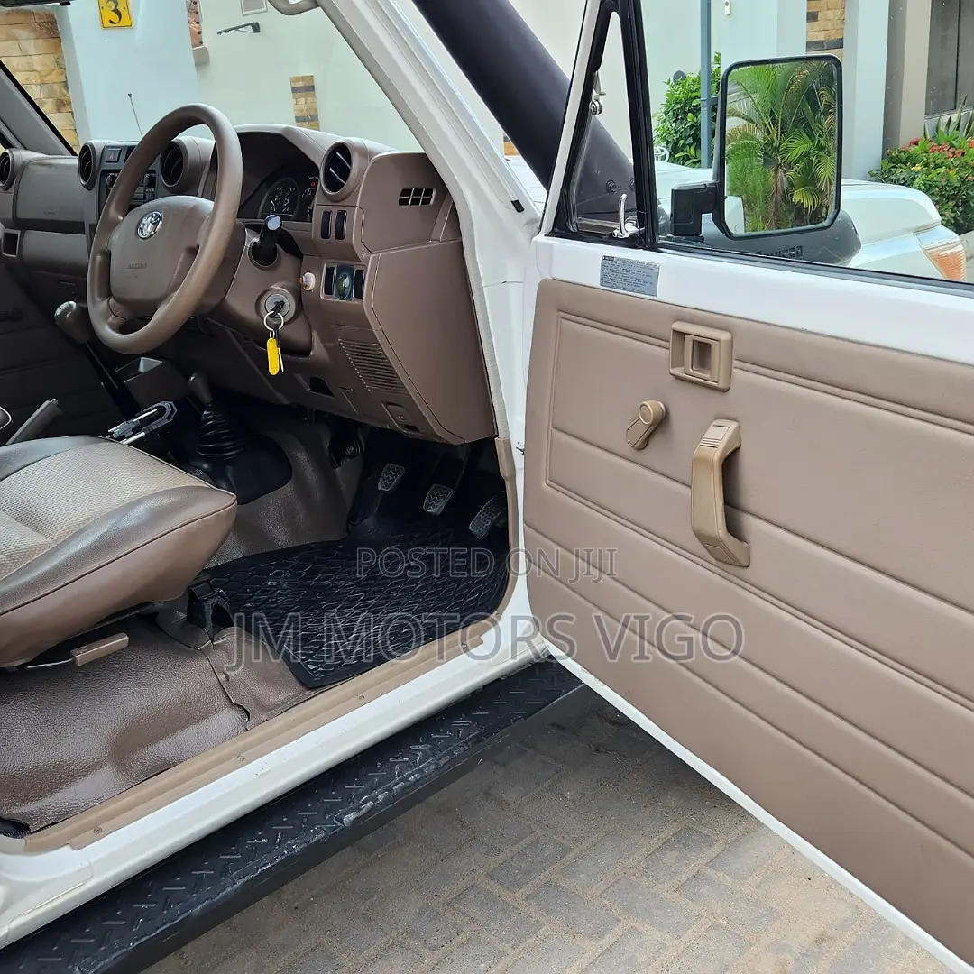 Toyota Land Cruiser 2011 White