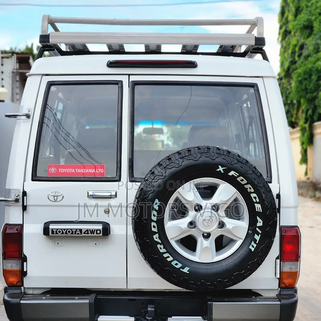 Toyota Land Cruiser 2011 White