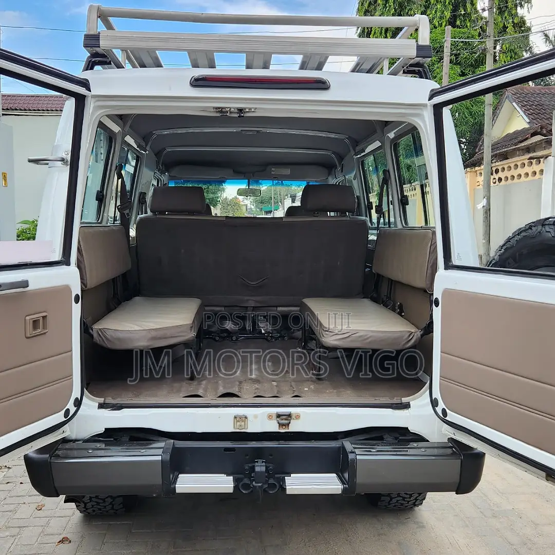 Toyota Land Cruiser 2011 White