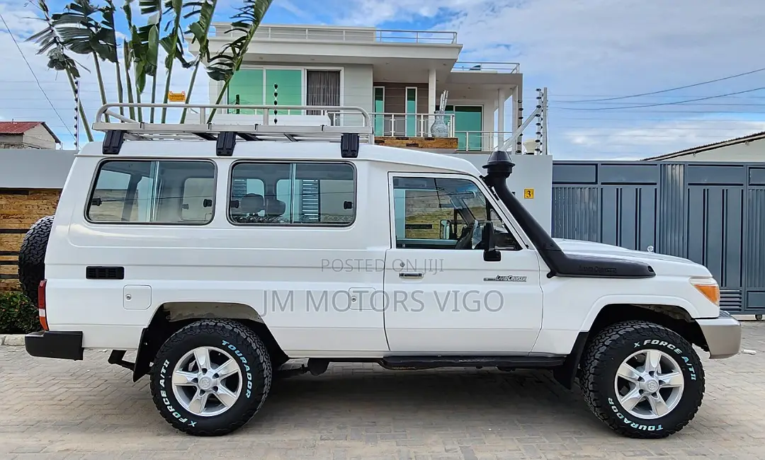 Toyota Land Cruiser 2011 White