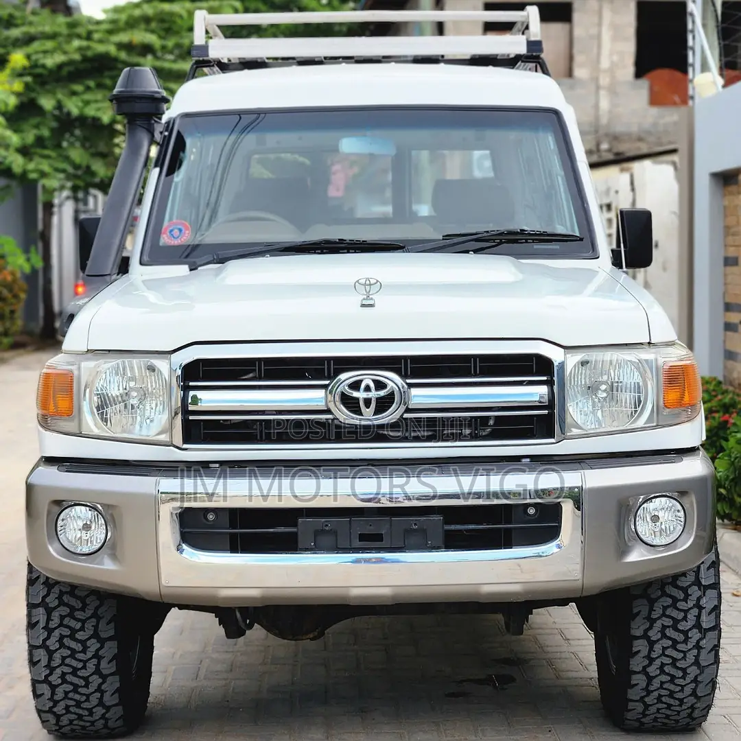 Toyota Land Cruiser 2011 White