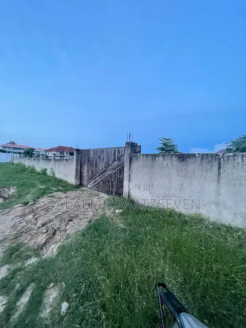 Eneo Lenye Ukubwa Wa SQMT 4900 Linauzwa Lipo Kunduchi Beach