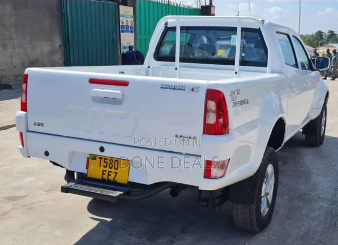 Tata Xenon 2017 White