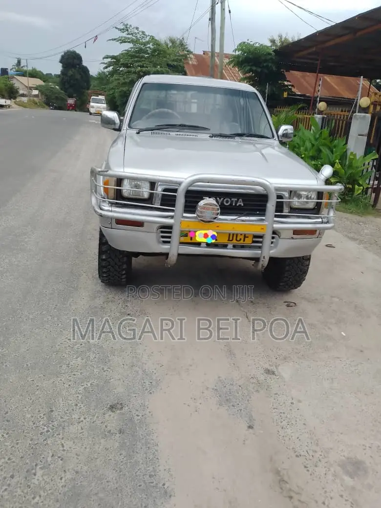 Toyota Hilux 1999 Silver