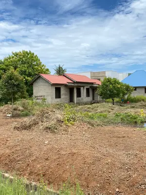 Kiwanja Kinauzwa Chenye Nyumba Kipo Mbweni Mpiji