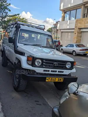 Photo - Toyota Land Cruiser 2006 White